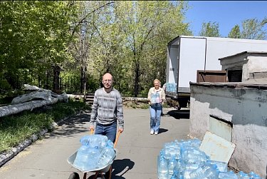 Екатерина Калегина привезла в орскую больницу питьевую воду